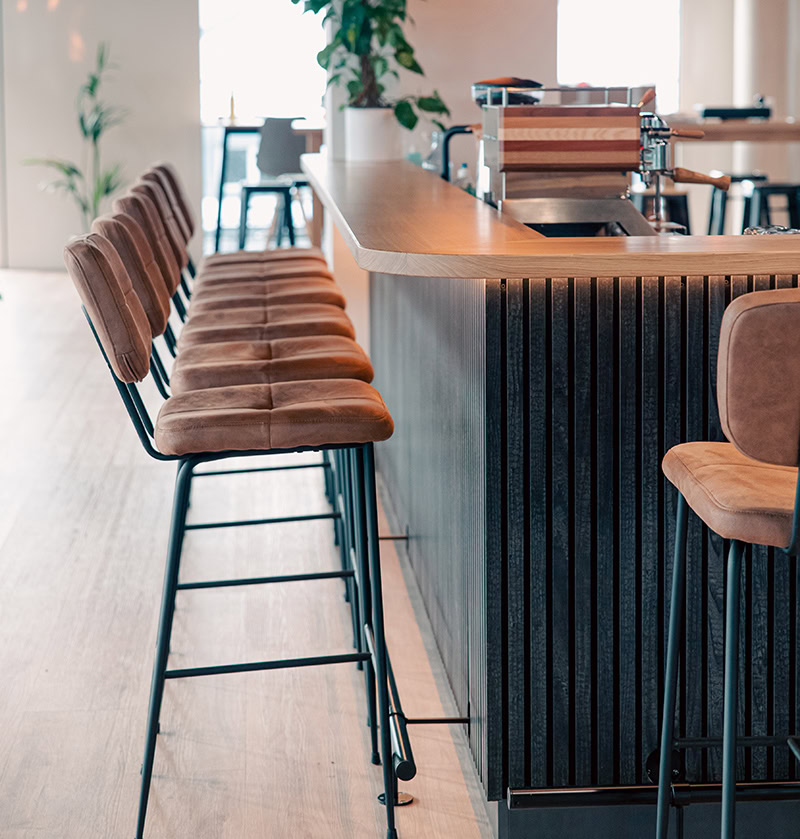 اهمیت دکوراسیون کافه با پنل‌چوبی ایزیا پنل