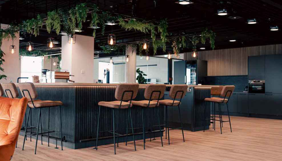 اهمیت دکوراسیون کافه با پنل‌ چوبی ایزیا پنل